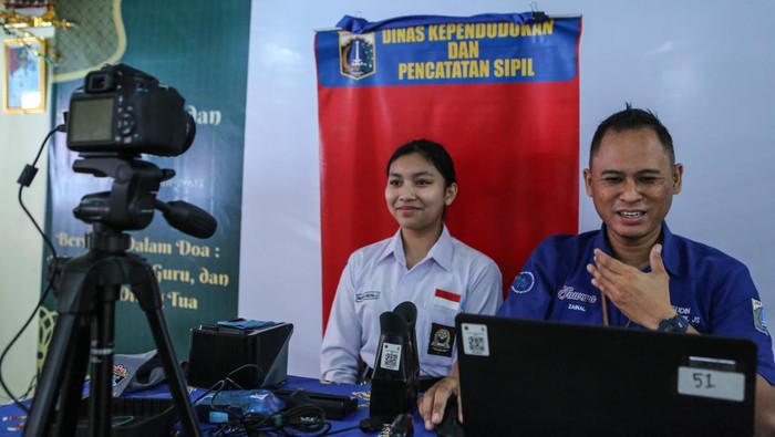 Rekam e-KTP Kini Bisa di Sekolah, Dukcapil Jemput Bola ke Siswa Petugas Suku Dinas Kependudukan dan Catatan Sipil (Sudin Dukcapil) Jakarta Selatan mengarahkan pelajar saat perekaman data KTP elektronik di SMA Negeri 8 Jakarta, Tebet, Jakarta Selatan, Selasa (26/8/2025). Sudin Dukcapil Jakarta Selatan menggelar layanan jemput bola perekaman KTP elektronik dan aktivitas Identitas Kependudukan Digital (IKD) ke sekolah untuk mempermudah siswa dalam rangka tertib administrasi kependudukan. ANTARA FOTO/Asprilla Dwi Adha