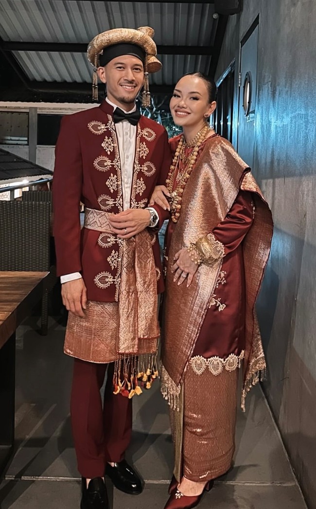 Alexandra Daguise dan Rhony Sutriesno telah resmi menikah pada Mei 2025 lalu Paris, Prancis. Resepsi pernikahannya di Jakarta baru saja digelar pada 24 Agustus 2025 dengan nuansa adat Minangkabau. Foto: Instagram/@risa_dewi