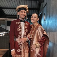 Alexandra Daguise dan Rhony Sutriesno telah resmi menikah pada Mei 2025 lalu Paris, Prancis. Resepsi pernikahannya di Jakarta baru saja digelar pada 24 Agustus 2025 dengan nuansa adat Minangkabau. Foto: Instagram/@risa_dewi