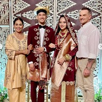 Dari foto-foto yang dibagikan di Instagram sang bunda, terlihat Alexandra dan suaminya mengenakan busana adat Koto Gadang berwarna merah marun dipadukkan dengan detail keemasan yang elegan. Foto: Instagram/@risa_dewi