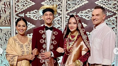 7 Potret Alyssa Daguise & Keluarga di Pernikahan Kakak, Elegan Meski Simple