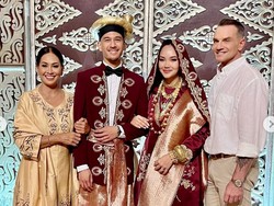 7 Potret Alyssa Daguise & Keluarga di Pernikahan Kakak, Elegan Meski Simple