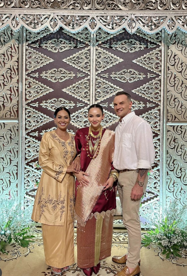 Kedua orangtua Alexandra, Risa Dewi dan Richard Daguise terlihat tampil simpel. Risa memilih mengenakan baju kurung bernuansa emas yang dipadukan dengan rok panjang senada. Sementara Richard tampil formal kenakan kemeja putih dan celana panjang berwarna coklat muda. Foto: Instagram/@risa_dewi