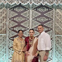 Kedua orangtua Alexandra, Risa Dewi dan Richard Daguise terlihat tampil simpel. Risa memilih mengenakan baju kurung bernuansa emas yang dipadukan dengan rok panjang senada. Sementara Richard tampil formal kenakan kemeja putih dan celana panjang berwarna coklat muda. Foto: Instagram/@risa_dewi