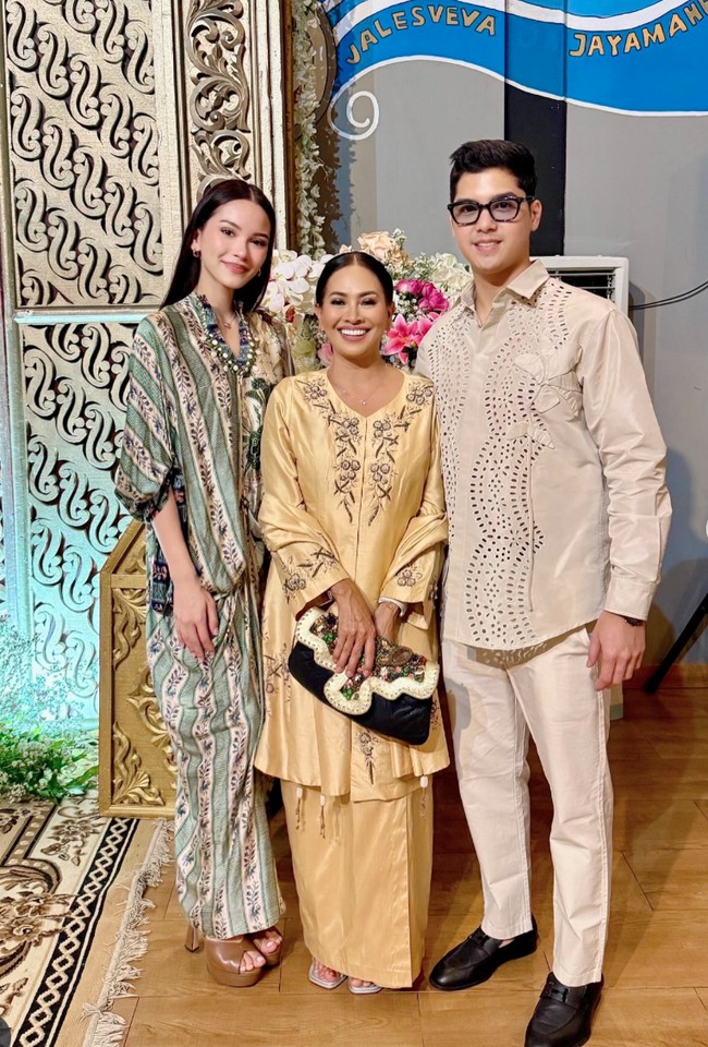Alyssa Daguise dan Al Ghazali juga tampak hadir. Penampilan keduanya tak kalah simpel namun tetap elegan dan memukau. Foto: Instagram/@risa_dewi