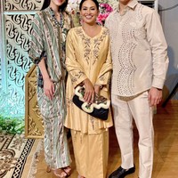 Alyssa Daguise dan Al Ghazali juga tampak hadir. Penampilan keduanya tak kalah simpel namun tetap elegan dan memukau. Foto: Instagram/@risa_dewi