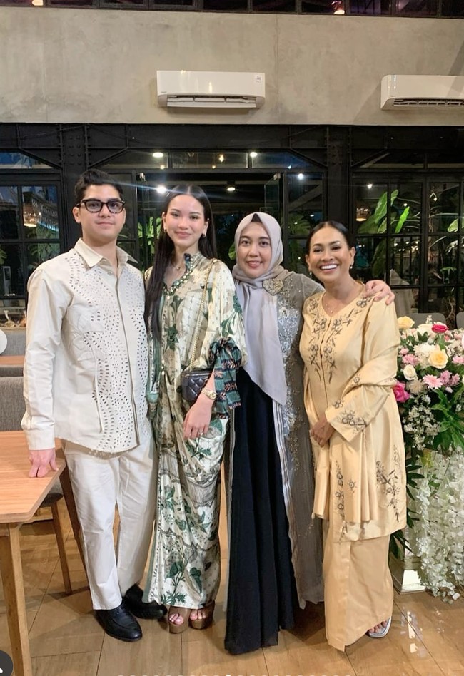 Al Ghazali memilih setelan dengan warna khaki. Sementara Alyssa mengenakan dress bermotif dengan nuansa coklat dan hijau yang elegan. Rambut panjangnya pun tampak hanya dibiarkan terurai. Foto: Instagram/@risa_dewi