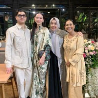 Al Ghazali memilih setelan dengan warna khaki. Sementara Alyssa mengenakan dress bermotif dengan nuansa coklat dan hijau yang elegan. Rambut panjangnya pun tampak hanya dibiarkan terurai. Foto: Instagram/@risa_dewi