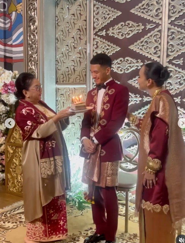 Acara resepsi tersebut sekaligus merayakan ulang tahun suami Alexandra, Rhony. Adat Minang sendiri dipilih karena Rhony rupanya memiliki darah keturunan Minang. Foto: Instagram/@risa_dewi