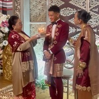 Acara resepsi tersebut sekaligus merayakan ulang tahun suami Alexandra, Rhony. Adat Minang sendiri dipilih karena Rhony rupanya memiliki darah keturunan Minang. Foto: Instagram/@risa_dewi