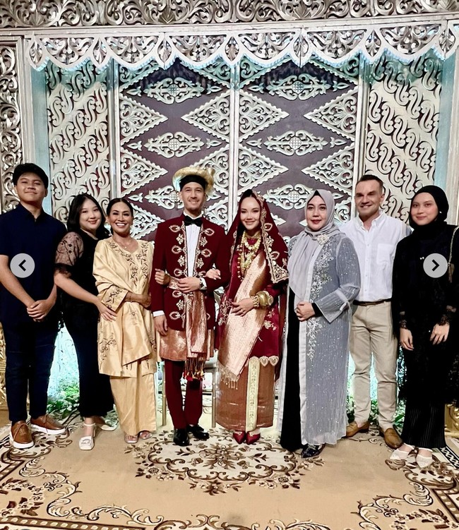 Digelar sederhana, para tamu di acara resepsi pernikahan Alexandra dan Rhony pun  tampil dengan busana simpel. Sebelumnya, saat menikah di Paris, Alexandra dan Rhony bersama keluarga juga memilih tampil formal dan simpel dengan mengenakan blazer. Foto: Instagram/@risa_dewi