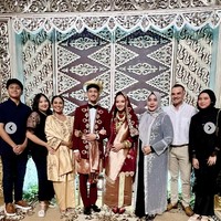 Digelar sederhana, para tamu di acara resepsi pernikahan Alexandra dan Rhony pun  tampil dengan busana simpel. Sebelumnya, saat menikah di Paris, Alexandra dan Rhony bersama keluarga juga memilih tampil formal dan simpel dengan mengenakan blazer. Foto: Instagram/@risa_dewi