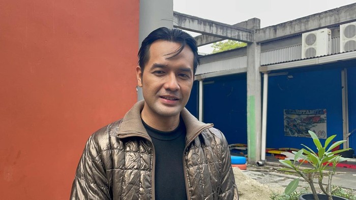 Revand Narya, merespons kabar pernikahan Faby Marcelia, mantan istrinya. Revand menerima dengan lapang dada dan fokus pada kehidupan baru.