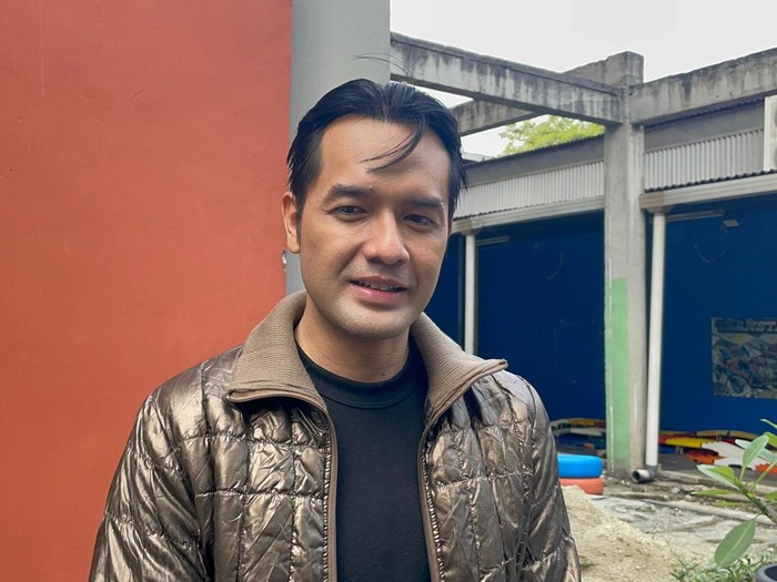 Revand Narya, merespons kabar pernikahan Faby Marcelia, mantan istrinya. Revand menerima dengan lapang dada dan fokus pada kehidupan baru.