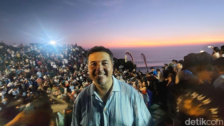 Potret Rifat Sungkar Nikmati Sunset Magis dan Tari Kecak di Uluwatu