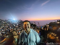 Potret Rifat Sungkar Nikmati Sunset Magis dan Tari Kecak di Uluwatu
