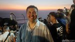 Potret Rifat Sungkar Nikmati Sunset Magis dan Tari Kecak di Uluwatu
