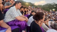 Dengan seksama, Rifat dan turis lainnya menonton tari kecak.