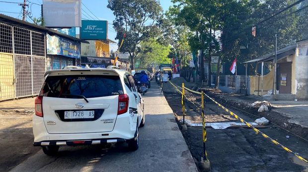 Ruas jalan Gedebage, Kota Bandung yang sedang diperbaiki