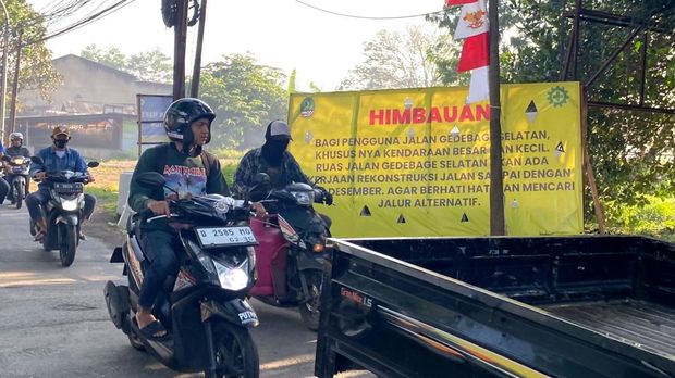 Ruas jalan Gedebage, Kota Bandung yang sedang diperbaiki