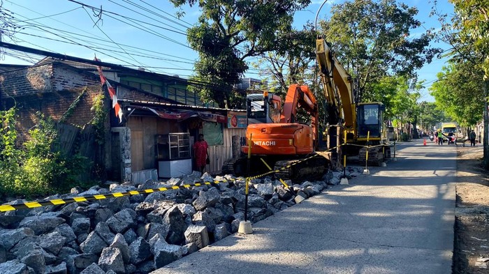 Ruas jalan Gedebage, Kota Bandung yang sedang diperbaiki