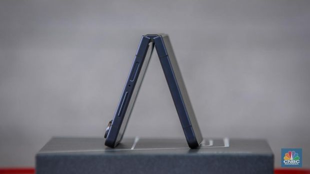 Samsung Galaxy Z Flip7. (CNBC Indonesia/Faisal Rahman)