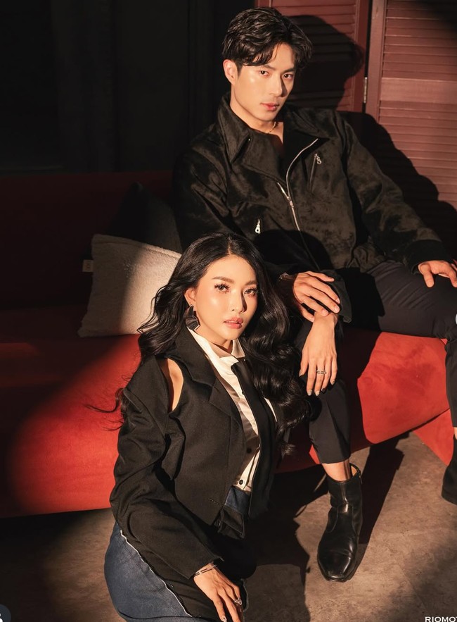 Pemotretan terbaru Sarwendah dan Giorgio Antonio langsung jadi sorotan usai dibagikan ke Instagram sang fotografer. Pose bersama, keduanya pancarkan aura mahal dan elegan dengan busana bernuansa hitam. Foto: Instagram/@riomotret