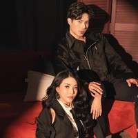 Pemotretan terbaru Sarwendah dan Giorgio Antonio langsung jadi sorotan usai dibagikan ke Instagram sang fotografer. Pose bersama, keduanya pancarkan aura mahal dan elegan dengan busana bernuansa hitam. Foto: Instagram/@riomotret