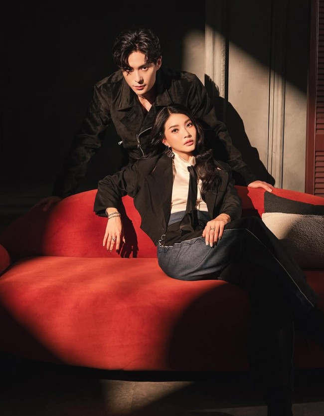 Bak pasangan drakor, banyak netizen yang memuji penampilan Sarwendah dan Gio. “Kerenn, berasa poster drakor terbaru,” tuli salah satu komentar. “Vibesnya mahal banget huaaa,” tambah komentar lain. Foto: Instagram/@riomotret