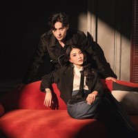 Bak pasangan drakor, banyak netizen yang memuji penampilan Sarwendah dan Gio. “Kerenn, berasa poster drakor terbaru,” tuli salah satu komentar. “Vibesnya mahal banget huaaa,” tambah komentar lain. Foto: Instagram/@riomotret