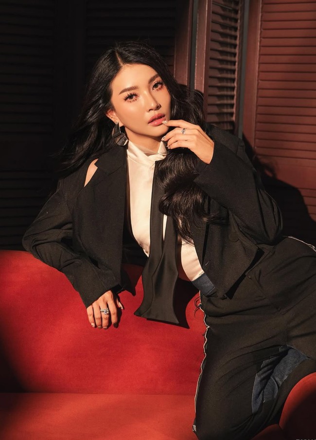 Sarwendah tampil dengan gaya modern mengenakan atasan putih berkerah yang dipadukan dengan outer hitam model crop dengan detail cut-out di bagian bahu, memberi kesan edgy namun tetap elegan. Untuk bawahannya, ia memakai celana jeans berpotongan slim fit yang membuat tampilannya terlihat lebih santai namun tetap fashionable. Foto: Instagram/@riomotret