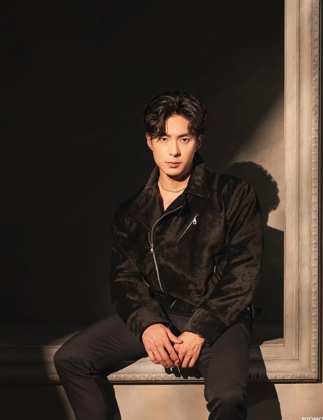 Sementara Giorgio tampil maskulin dengan jaket hitam berbahan suede yang dipadukan dengan kaus hitam di bagian dalam, memberi kesan sleek dan misterius. Ia juga mengenakan celana panjang hitam senada dengan jaketnya, menghasilkan look monokrom yang simpel tetapi elegan. Foto: Instagram/@riomotret