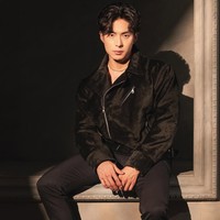 Sementara Giorgio tampil maskulin dengan jaket hitam berbahan suede yang dipadukan dengan kaus hitam di bagian dalam, memberi kesan sleek dan misterius. Ia juga mengenakan celana panjang hitam senada dengan jaketnya, menghasilkan look monokrom yang simpel tetapi elegan. Foto: Instagram/@riomotret