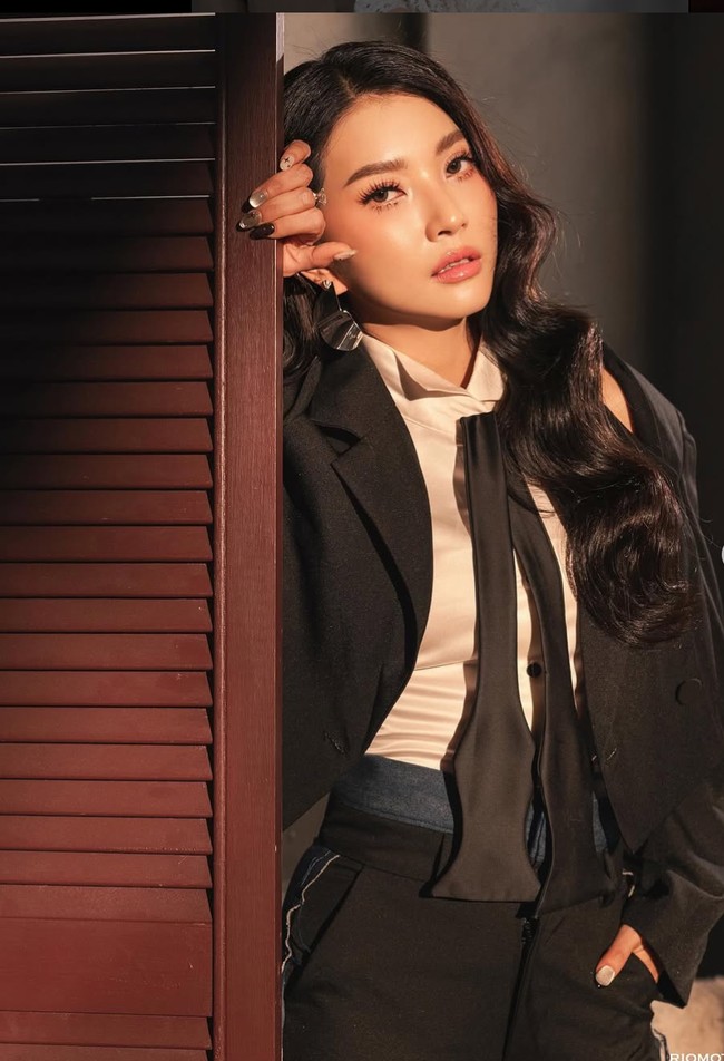 Penampilan Sarwendah semakin cantik dengan rambut panjang yang dibiarkan tergerai bergelombang, memberikan sentuhan feminin. Makeup yang digunakan juga tampak flawless dengan fokus pada bagian mata yang tegas serta bibir nude natural. Foto: Instagram/@riomotret