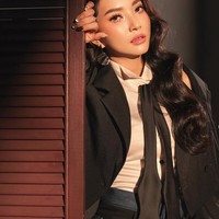 Penampilan Sarwendah semakin cantik dengan rambut panjang yang dibiarkan tergerai bergelombang, memberikan sentuhan feminin. Makeup yang digunakan juga tampak flawless dengan fokus pada bagian mata yang tegas serta bibir nude natural. Foto: Instagram/@riomotret