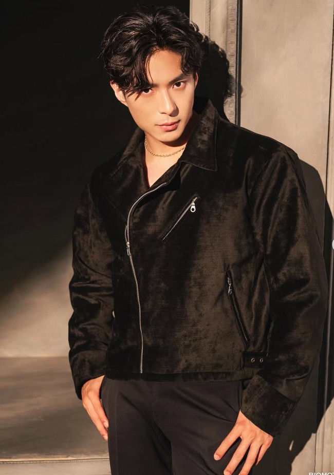 Rambut Giorgio ditata rapi dengan belahan samping, memberi kesan clean namun tetap trendy. Penampilannya kian lengkap dengan sepatu boots hitam berpotongan ankle, membuat gayanya semakin stylish. Foto: Instagram/@riomotret