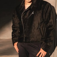 Rambut Giorgio ditata rapi dengan belahan samping, memberi kesan clean namun tetap trendy. Penampilannya kian lengkap dengan sepatu boots hitam berpotongan ankle, membuat gayanya semakin stylish. Foto: Instagram/@riomotret