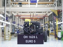 Perdana! Sasis Bus Mercedes-Benz 1626L Euro 5 Rakitan Cikarang Diekspor