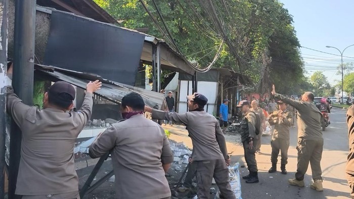 Satpol PP Bogor bongkar bangunan liar di Citeureup. (Dok. ist)