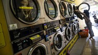 Industri laundry kini tak lagi dipandang sebelah mata. Layanan cuci pakaian yang dulu hanya dianggap usaha rumahan, kini berkembang menjadi sektor jasa strategis yang mampu menyerap lebih dari 34 ribu tenaga kerja di Indonesia, baik formal maupun informal. ANTARA FOTO/Aprillio Akbar