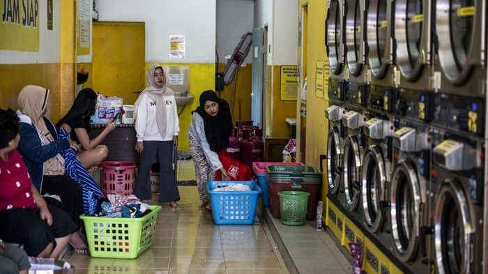 Sekolah Bisnis Laundry, Cara Baru Dongkrak Usaha Cuci Pakaian Sejumlah warga menunggu cuciannya di salah satu usaha cuci pakaian di Semarang, Jawa Tengah, Selasa (26/8/2025). Kementerian UMKM mendukung industri jasa penatu atau laundry untuk meningkatkan daya saing, salah satunya melalui program Sekolah Bisnis Laundry (SBL) sehingga mampu menjadi bidang jasa layanan yang strategis dan memberikan kontribusi signifikan bagi perekonomian nasional, karena terbukti telah menyerap lebih dari 34 ribu tenaga kerja, baik pada sektor formal maupun informal. ANTARA FOTO/Aprillio Akbar