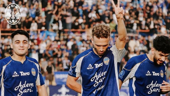 Selebrasi gelandang PSIM, Ze Valente usai mencetak gol ke gawang Persib Bandung, Minggu (24/8/2025).