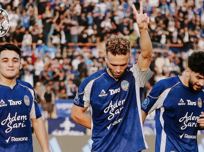 Selebrasi gelandang PSIM, Ze Valente usai mencetak gol ke gawang Persib Bandung, Minggu (24/8/2025).