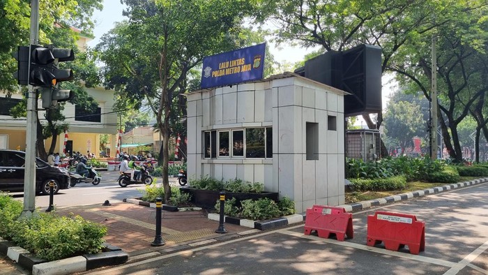 Situasi fasilitas umum yang sempat dirusak sekelompok massa di sekitar DPR (Taufiq/detikcom)