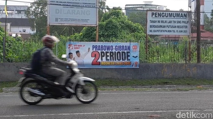 Spanduk yang dipasang relawan Jokowi dengan narasi Prabowo-Gibran 2 periode mejeng di Medan. (Foto: Nizar Aldi/detikSumut)