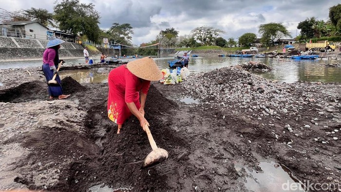 Srikandi penambang pasir di Banyuwangi