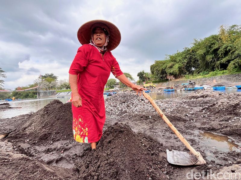 Srikandi penambang pasir di Banyuwangi