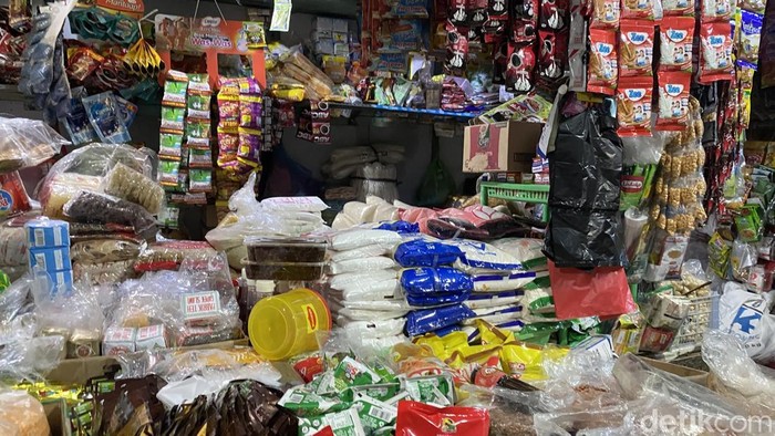Suasana pedagang beras di Pasar Bulu, Kecamatan Semarang Selatan, Kota Semarang, Selasa (26/7/2025).