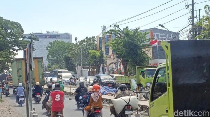 Para pengendara menghadapi kemacetan lantaran adanya proyek betonisasi di Jalan Brigjen Sudiarto atau Jalan Majapahit, Kecamatan Pedurungan, Kota Semarang, Selasa (26/7/2025).