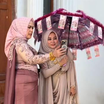 Suasana pernikahan tradisi Madura, mendadak viral di media sosial.